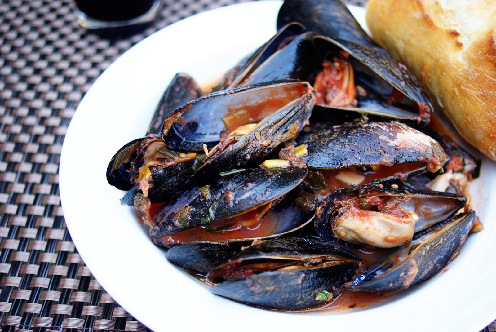 Spicy Steamed Mussels with Garlic & Herbs