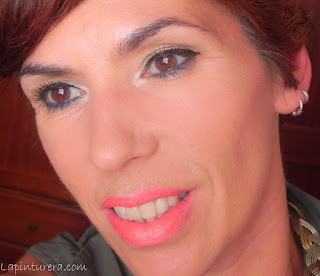 Look verde militar y coral Claudia Rovelli 04 primer plano 02