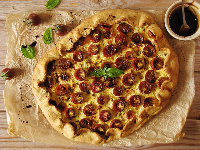 Recette de tarte bio et végétarienne à la brousse de brebis et aux tomates cerises - le carnet sur l'étagère Recette de tarte bio et végétarienne à la brousse de brebis et aux tomates cerises - le carnet sur l'étagère