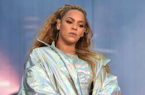 Beyonce Suffers Wardrobe Malfunction As B Tt Is Seen Hanging Out