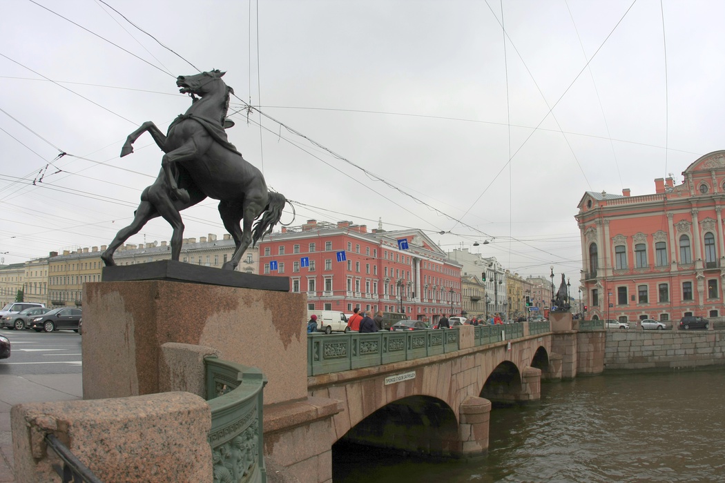 Аничков мост через реку