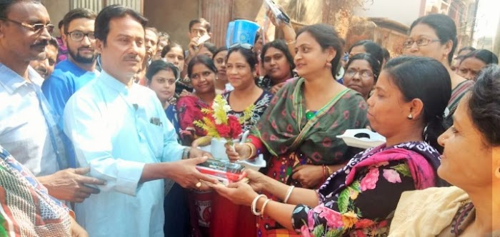 বর্ধমানে মাধ্যমিক পরীক্ষার্থীদের ও অভিবাবকদের সহায়তা করে সংবর্ধিত প্রাক্তন কাউন্সিলার