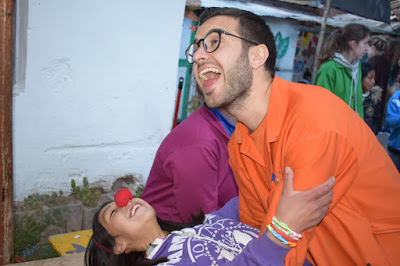 Fernando bailando con una de las niñas del proyecto.