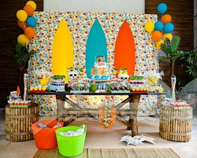 Veja como fazer uma pool party gastando pouco e usando a criatividade   Festa pool party decoração, Festa havaiana simples, Decoração de festa  havaiana