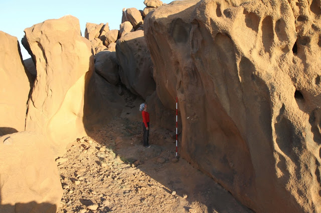 Mysterious holes drilled in Sudanese rocks supported makeshift shelters Mysterious holes drilled in Sudanese rocks supported makeshift shelters