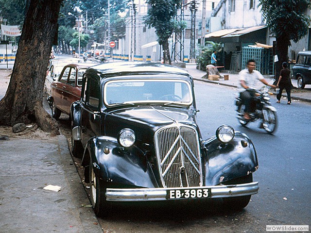 Xe hơi cổ trên đường phố Sài Gòn  3