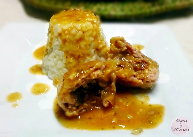 Albóndigas rellenas de cebolla bacon con salsa al pimentón