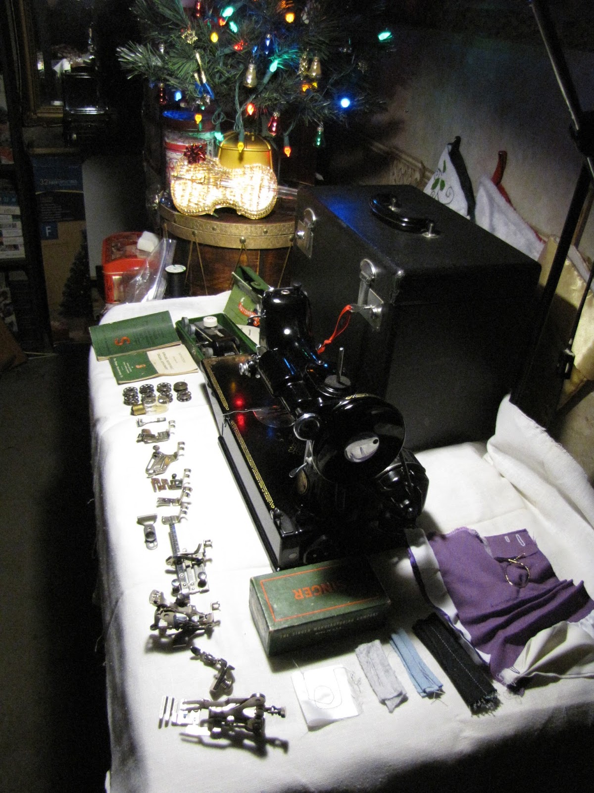 VINTAGE SEWING MACHINE