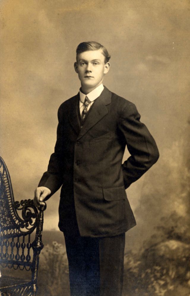 35 Old Photos That Defined Young Men's Fashion in the Early 20th