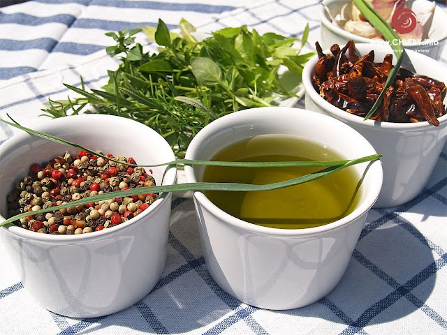 Labneh bil zayit, czyli marynowane w oliwie kulki serowe
