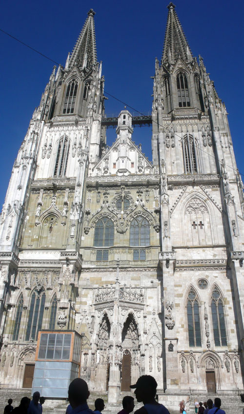 if i could fly: Cathedral sparrows and devils in Regensburg