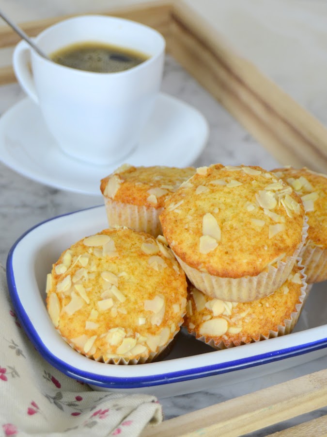 Magdalenas de almendra y mascarpone