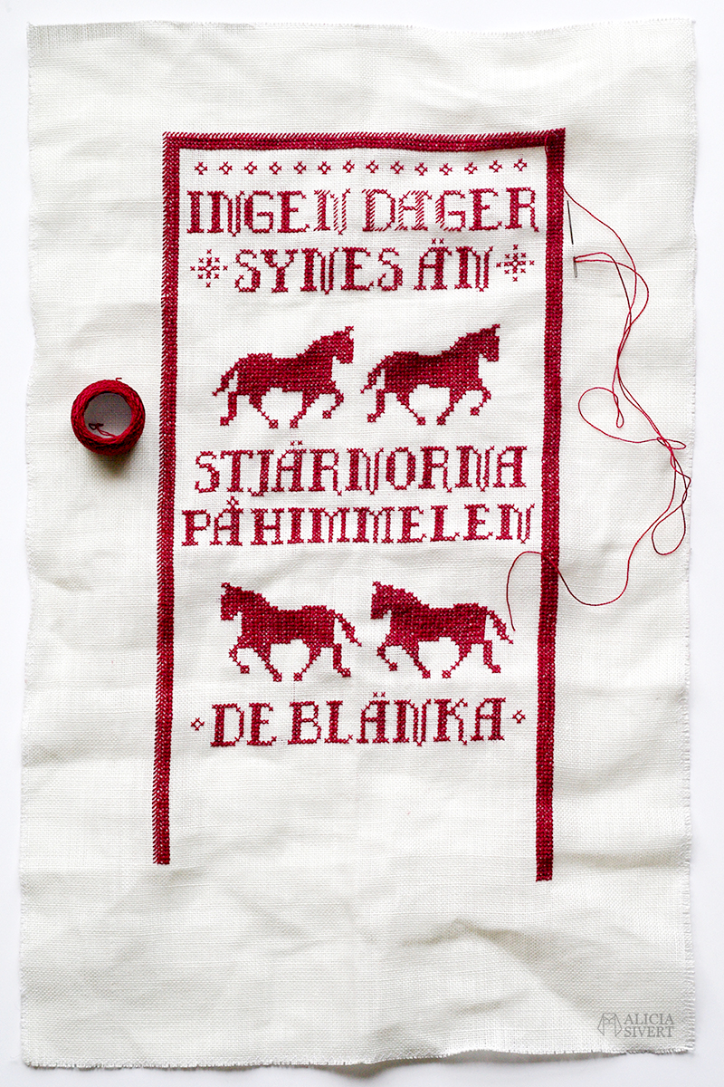 'Fålar Fem', korsstygnsmönster av Alicia Sivertsson. aliciasivert alicia sivert alicia sivertsson jul julklapp julbonad bonad staffan stalledräng xmas christmas broderi brodera broderad julbroderi gratis mönster korsstygn korsstygnsmönster häst hästar fålar fem ingen dager synes än stjärnorna på himmelen de blänka gammaldags allmoge fritt free cross stich embroidery pattern horse horses swedish sweden sverige svenska skapa skapande kreativitet monthly makers julkalender 2016 adventskalender kalender diy do it yourself gör det själv