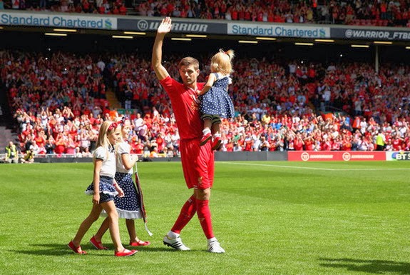 Steven Gerrard walks his three daughters onto the pitch prior to his testimonial match