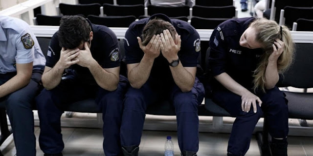 Αποτέλεσμα εικόνας για αστυνομικοί σε απόγνωση