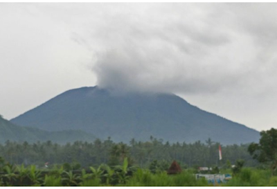 Gunung agung terus erupsi