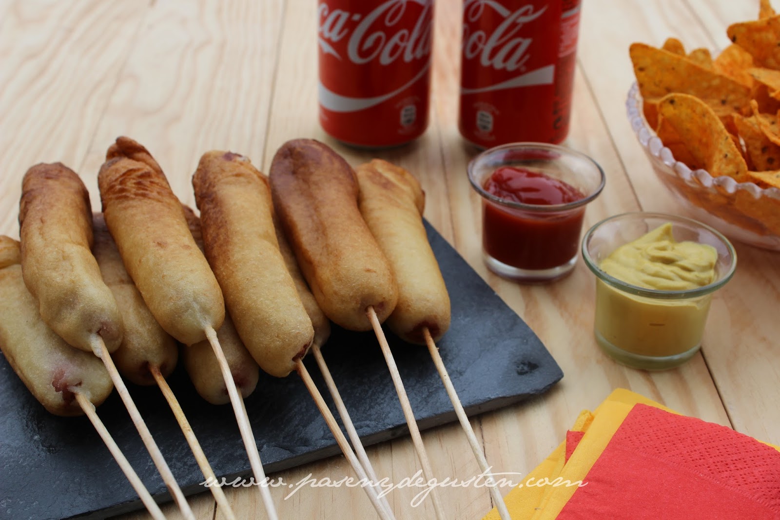 PASEN Y DEGUSTEN CORN DOGS.