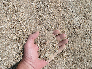 Lo sauló es arena que resulte de la descomposisió dels granits.