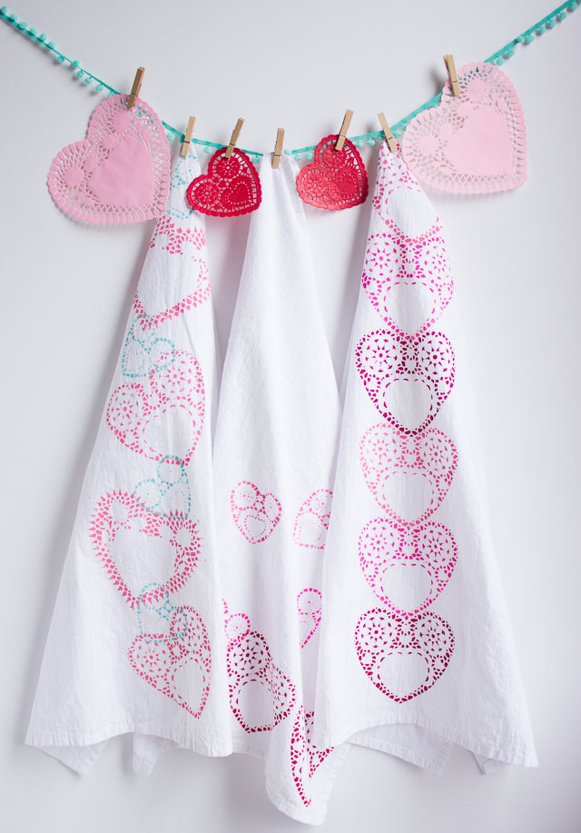 Doily stamped tea towels - a sweet Valentine's Day gift to give to a friend! | http://www.designimprovised.com