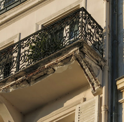 Détail de la structure métallique du troisième balcon du 8 quai d'Orléans sur l'Ile-Saint-Louis à Paris