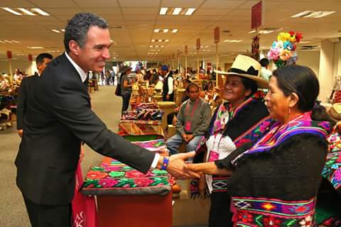El Ministro del Ministerio de Cultura Peruana felicitando a las artesanas de Huañec