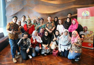 foto-bersama-teman-teman-bloggers-dan-bapak-kafi-kurnia-peka-consult-inc-di-amuz-gourmet-restaurant foto bersama teman bloggers dan bapak kafi kurnia di acara makan enak di amuz gourmet restaurant