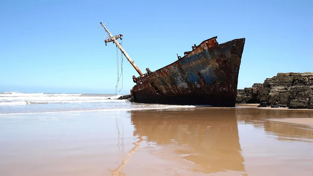 Oud scheepswrak op het strand