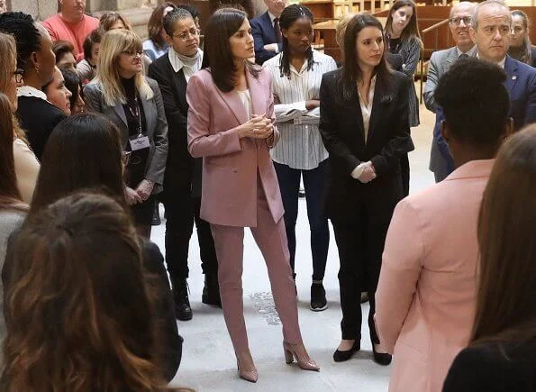 Queen Letizia wore Hugo Boss Jericoa stretch wool double-breasted blazer and trousers. Hugo Boss silk blouse, gold earrings