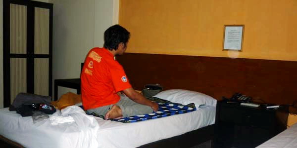 Shalat Diatas Kasur Bagaimana Hukumnya