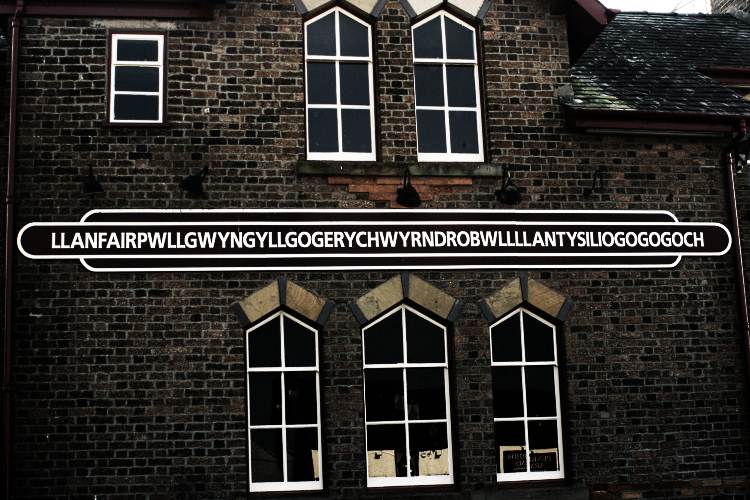 Группа с длинным названием. Самое длинное название деревни в Уэльсе. Llanfairpwllgwyngyllgogerychwyrndrobwllllantysiliogogogoch город. Самое длинное название города в Уэльсе. Длинное название города.