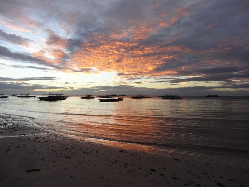 BOHOL : Lever de soleil sur Alona Beach / Philippines : 3 jours à BOHOL / www.by-laura.fr