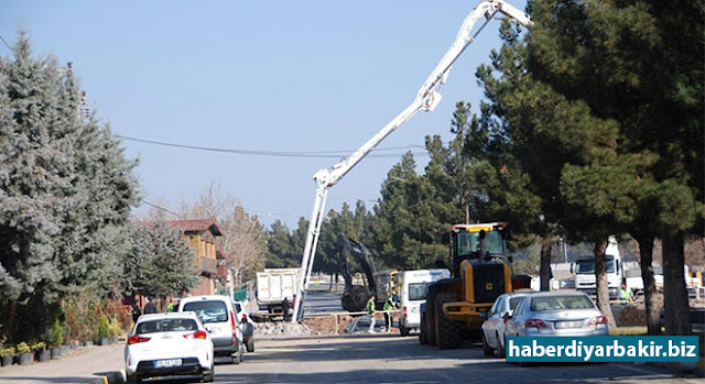 Diyarbakır’da hemzemin geçitlerde köprülü kavşak yapılıyor DİYARBAKIR-Diyarbakır’ın Bağlar ilçesi Batıkent ve Şehitlik semtlerinde bulunan iki hemzemin geçitte köprülü kavşak çalışması başlatıldı. Yapılacak köprülü kavşak ile demiryolu karayolundan ayrılacak.