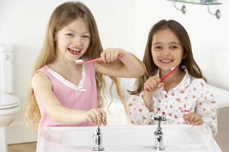 Bí quyết dạy con 3 bước đánh răng đúng cách cho trẻ mầm non của mẹ Nhật Bí quyết dạy con 3 bước đánh răng đúng cách cho trẻ mầm non của mẹ Nhật