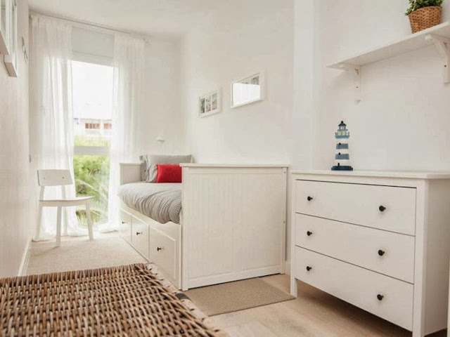 dormitorio juvenil con mobilirario y textiles de Ikea