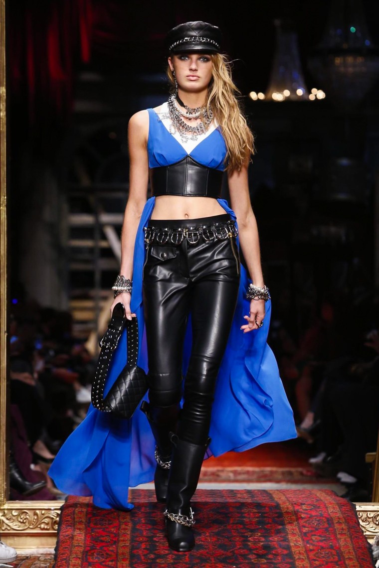 Moschino Fall/Winter 2016-2017 RTW MFW moschino-fall-winter-2016-2017-collection-milan-fashion-week, moschino-fall-winter-2016-2017, moschino-fall-winter-2016, moschino-fall-winter-2017, moschino-fall-2016-2017, moschino-fall-2016, moschino-fall-2017, moschino-teddy-bear, ours-moschino, coque-moschino, du-dessin-aux-podiums, dudessinauxpodiums