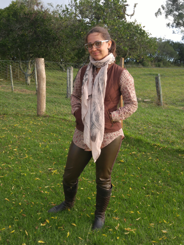 Calça de couro, colete, botas Calça de couro, colete, botas