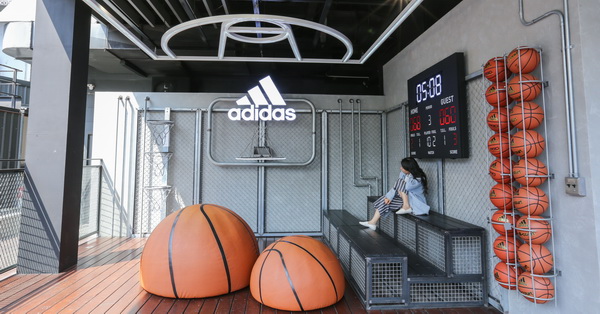《台中.西區》adidas愛迪達綠園道門市-三片葉空中花園、顛倒籃球場,好逛好拍 《台中.西區》adidas愛迪達綠園道門市-三片葉空中花園、顛倒籃球場,好逛好拍