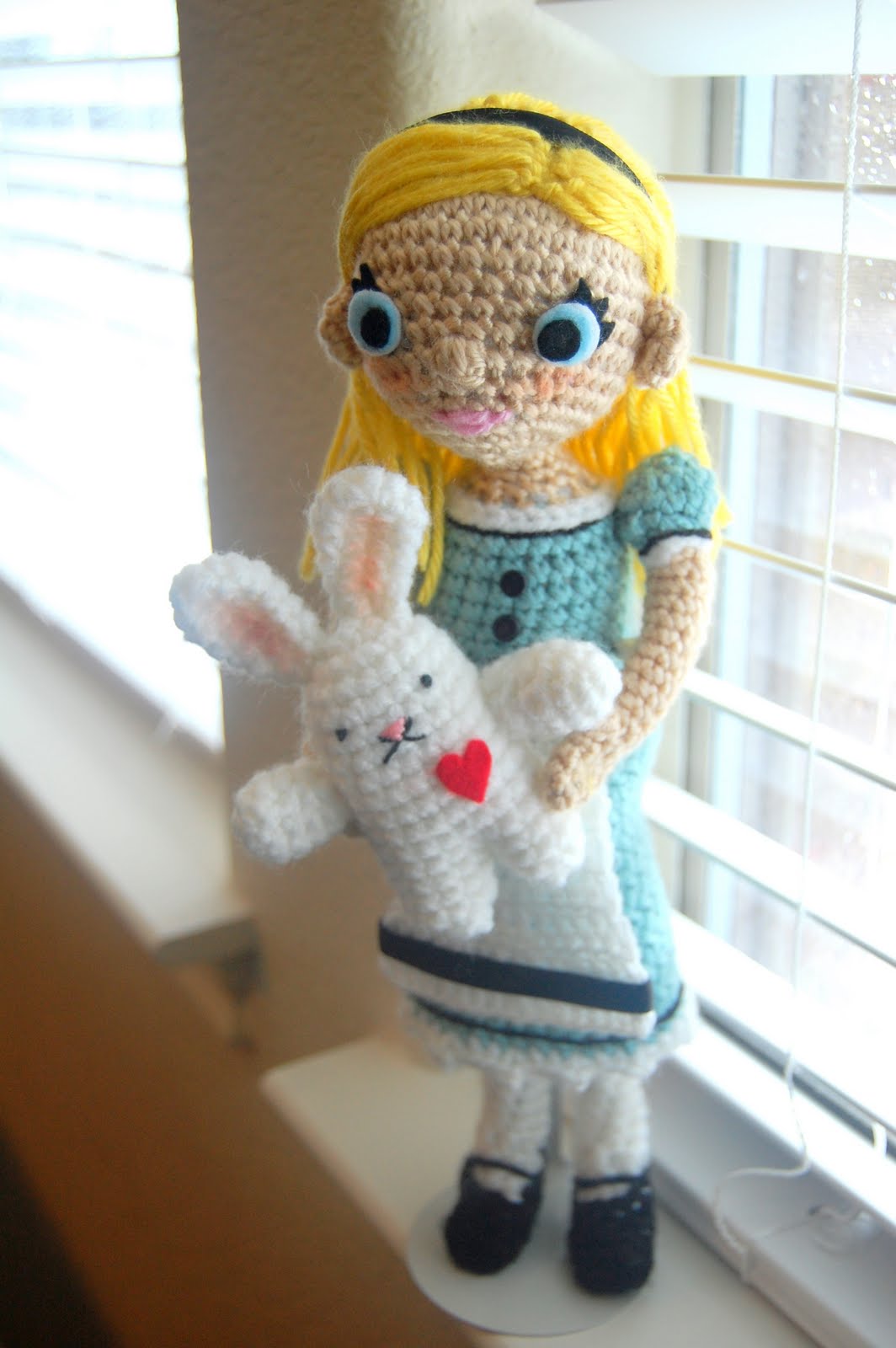 Вязаная кукла алиса в стране чудес амигуруми. Вязаная кукла крючком алиса в стране чудес. Алиса крючком. Вязаные куклы амигуруми. Связать алису.