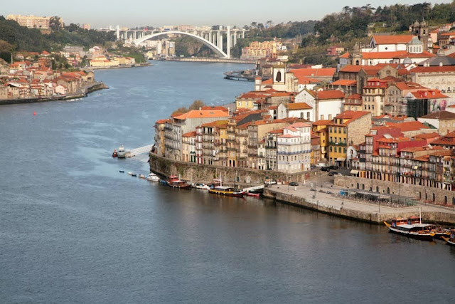 El rio Duero en su paso por la ciudad de Oporto