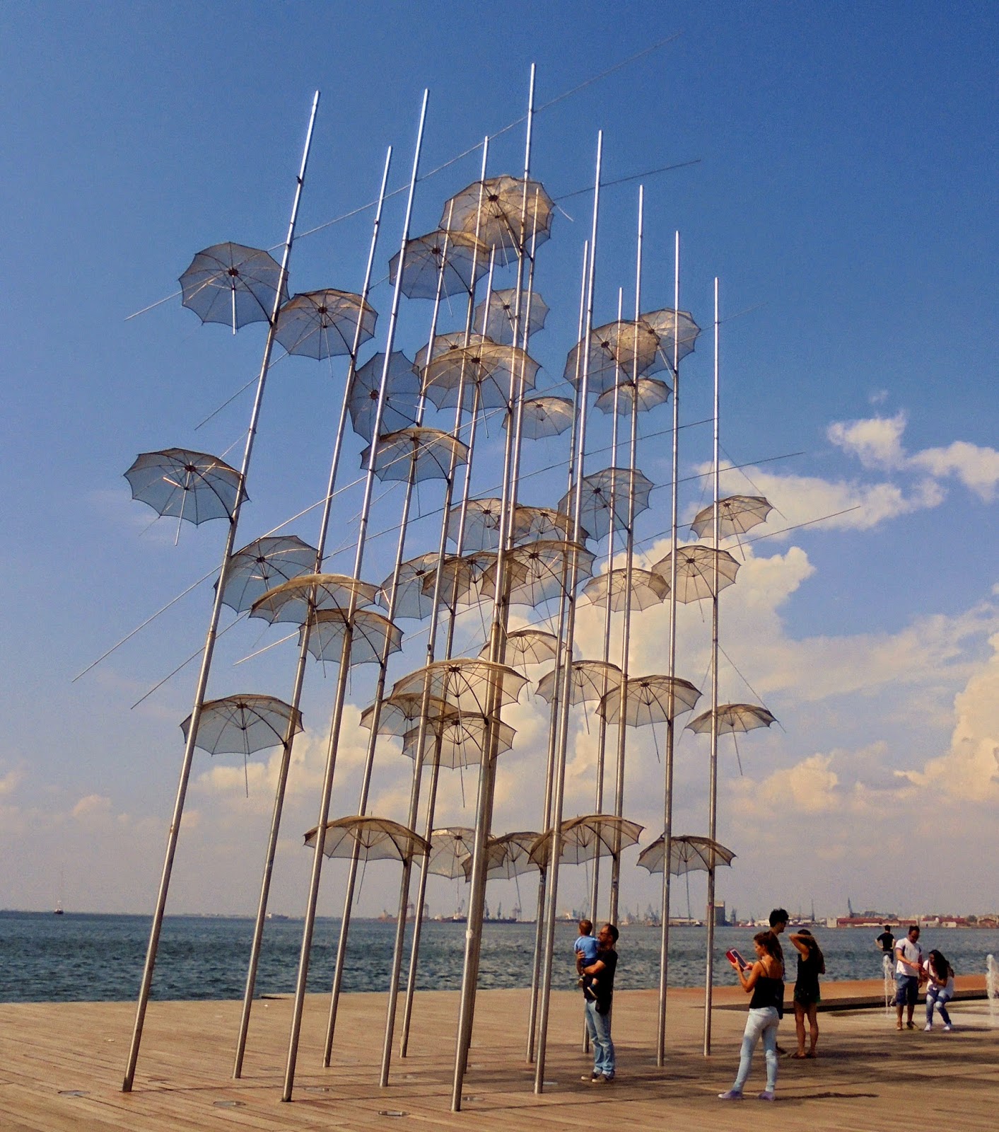 το γλυπτό Ομπρέλες του Ζογγολόπουλου στη νέα παραλία της Θεσσαλονίκης