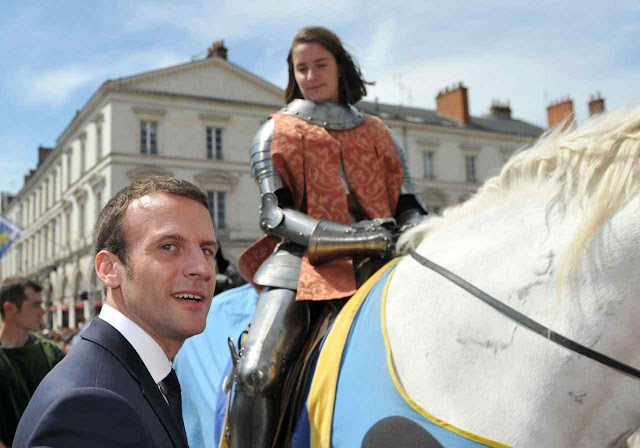 Para obter votos o futuro presidente Macron foi se fotografar na festa de Santa Joana d'Arc em Orleans Para obter votos o futuro presidente Macron foi se fotografar na festa de Santa Joana d'Arc em Orleans