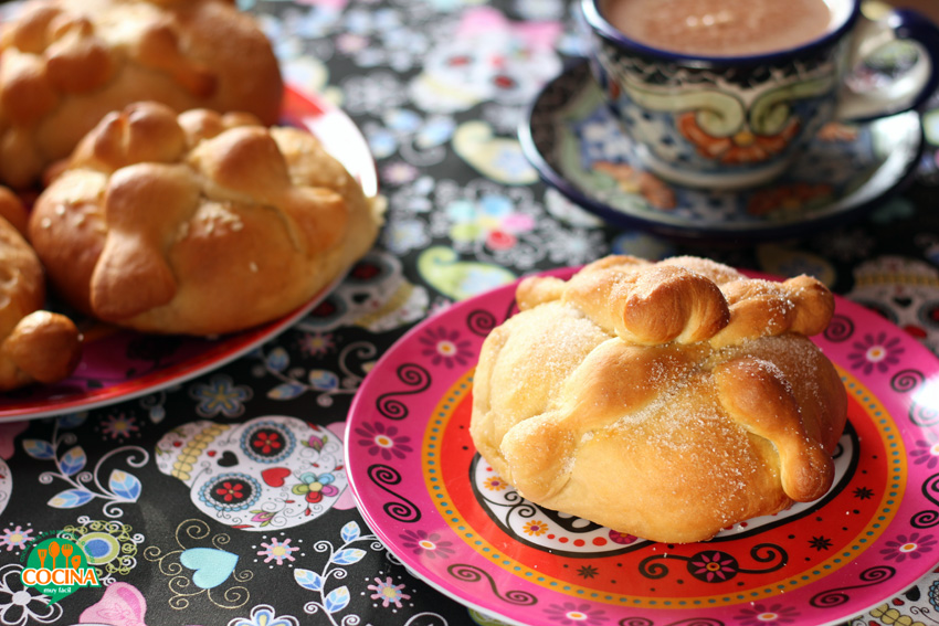 ¡HOLA! CALAVERA SOBRE EL PAN DE MUERTO