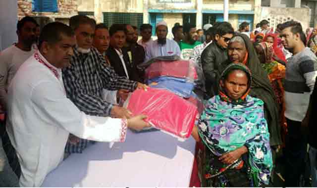 In Jamalpur, more than 500 families of helpless জামালপুরে অসহায় ও হতদরিদ্র ৫ শতাধিক পরিবার পেল শীতবস্ত্র