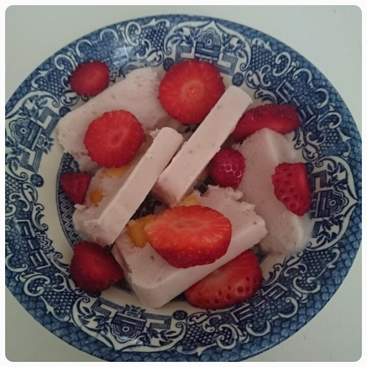 mango frozen yoghurt with strawberries