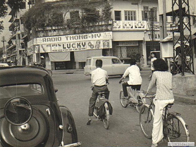 Xe hơi cổ trên đường phố Sài Gòn  2