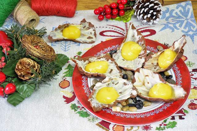 Ostras De Chocolate Con Crema De Mandarina.
