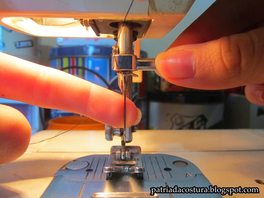 Como colocar agulha na maquina de costura doméstica