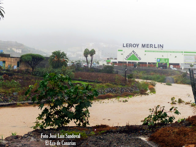 agua corre barranco tamaraceite incidentes lluvias canarias 31 octubre agua corre barranco tamaraceite incidentes lluvias canarias 31 octubre