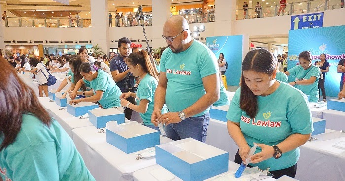 PAMPERS WOW! LESS LAWLAW DIAPER SHOWDOWN