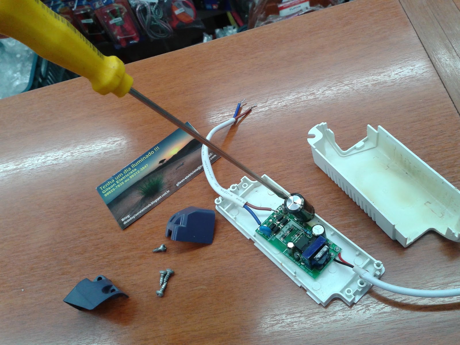 Luminária Led ao Ligar Não Acende e Fica Piscando. O quê Fazer